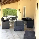 Villa Villa spacieuse avec piscine à Saint-Laurent-la-Vernède *