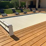 Villa spacieuse avec piscine à Saint-Laurent-la-Vernède Villa *