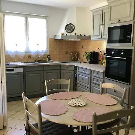 Villa Spacieuse A Saint-Laurent-La-Vernede Avec Piscine