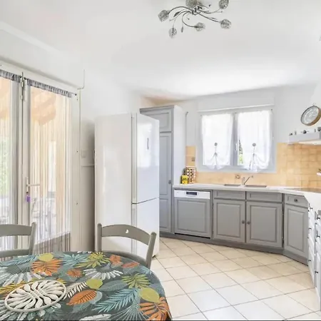Villa spacieuse avec piscine à Saint-Laurent-la-Vernède Villa
