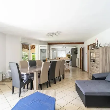 Villa Villa spacieuse avec piscine à Saint-Laurent-la-Vernède