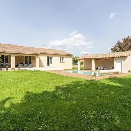 Villa Villa spacieuse avec piscine à Saint-Laurent-la-Vernède *